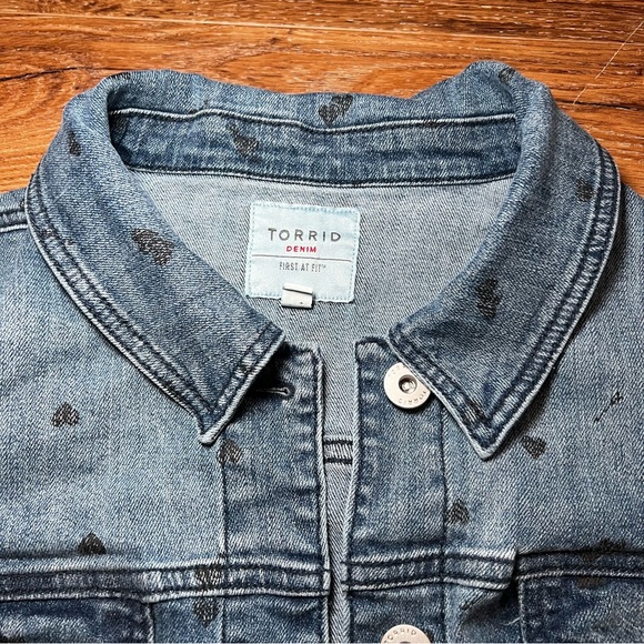 Torrid Medium-Wash Heart Arrows Denim Trucker Jacket SIZE 2 Sold Out Online - Picture 10 of 14